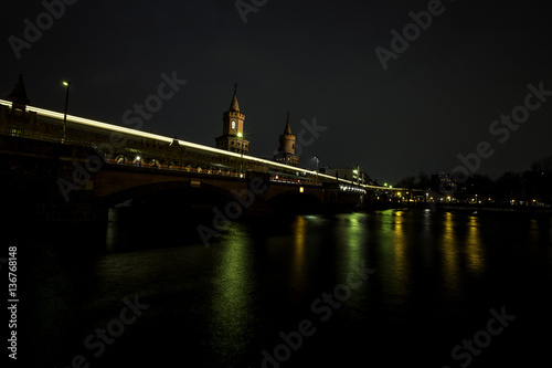 Oberbaumbr  cke in Berlin bei Nacht