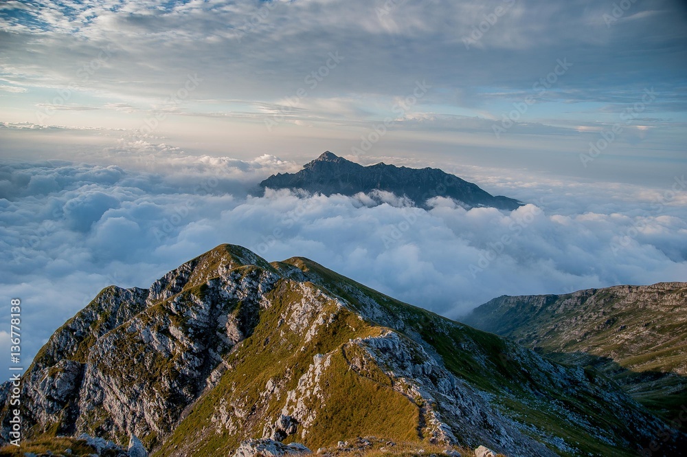Fototapeta premium Dawn in the mountains with fog