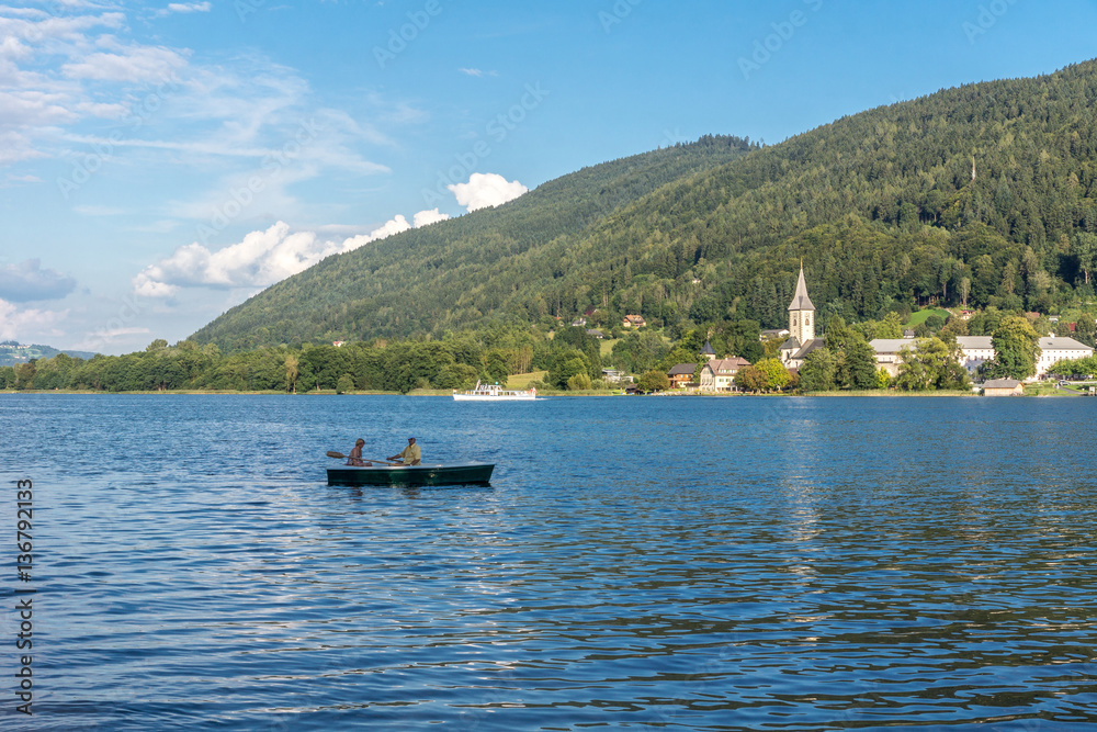 Ruderboot vor der Stiftkirche am Ossiacher See