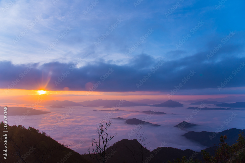 Obraz premium Sunrise Mountain Mist
