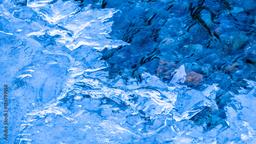 Eiskaltes klares Wasser Eiskaltes klares Wasser