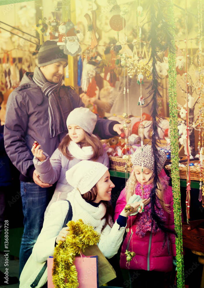 Family buying decorations at x-mas market