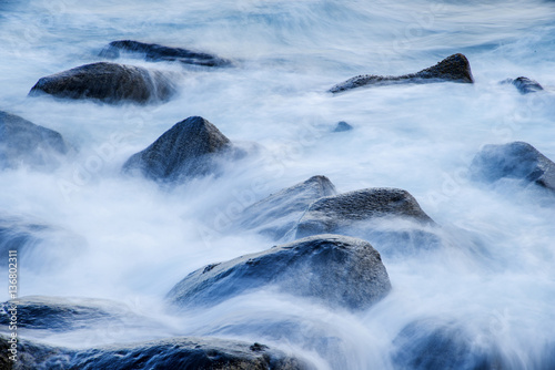 Brandung des Atlantik mit Felsen in Langzeitbelichtung © hjschneider