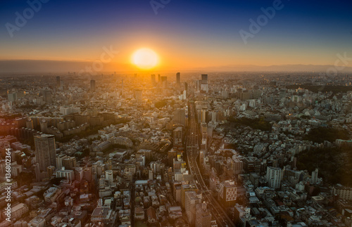 Die Sonne geht in Tokio unter