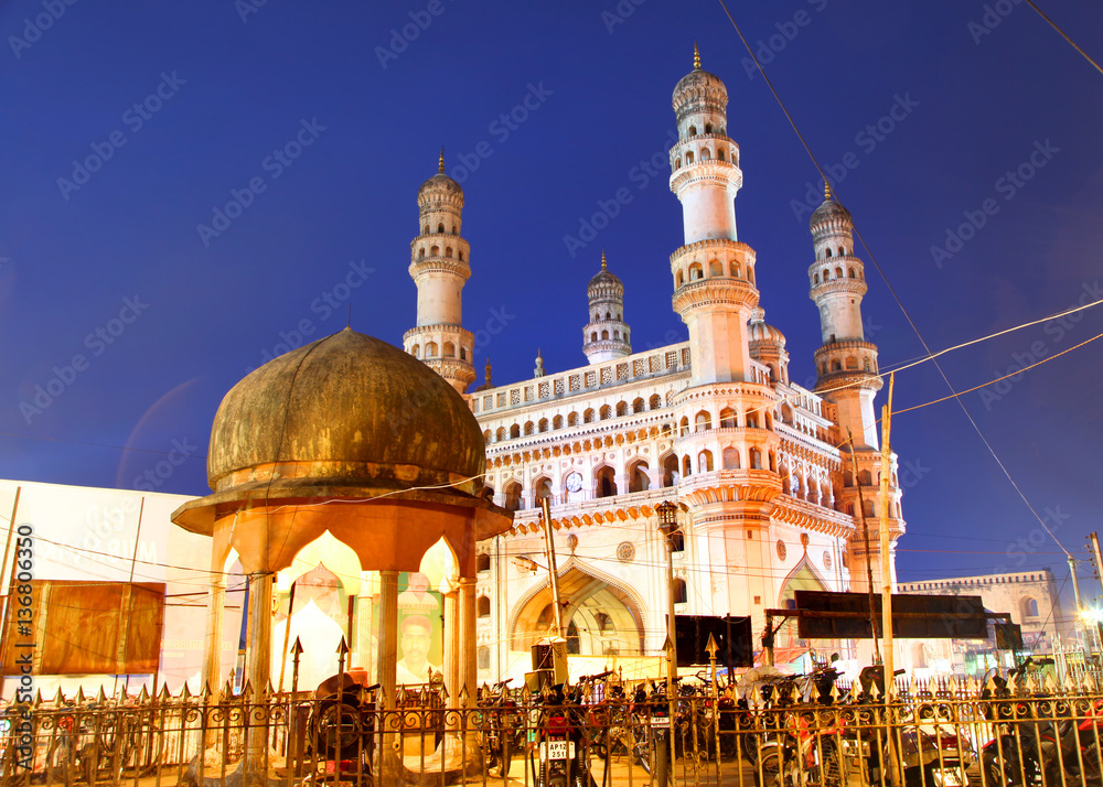 Obraz premium HYDERABAD,INDIA -AUGUST 29: Charminar in Hyderabad on August 29,2012, Is listed among the most recognized structures in India, Built in 1591. 