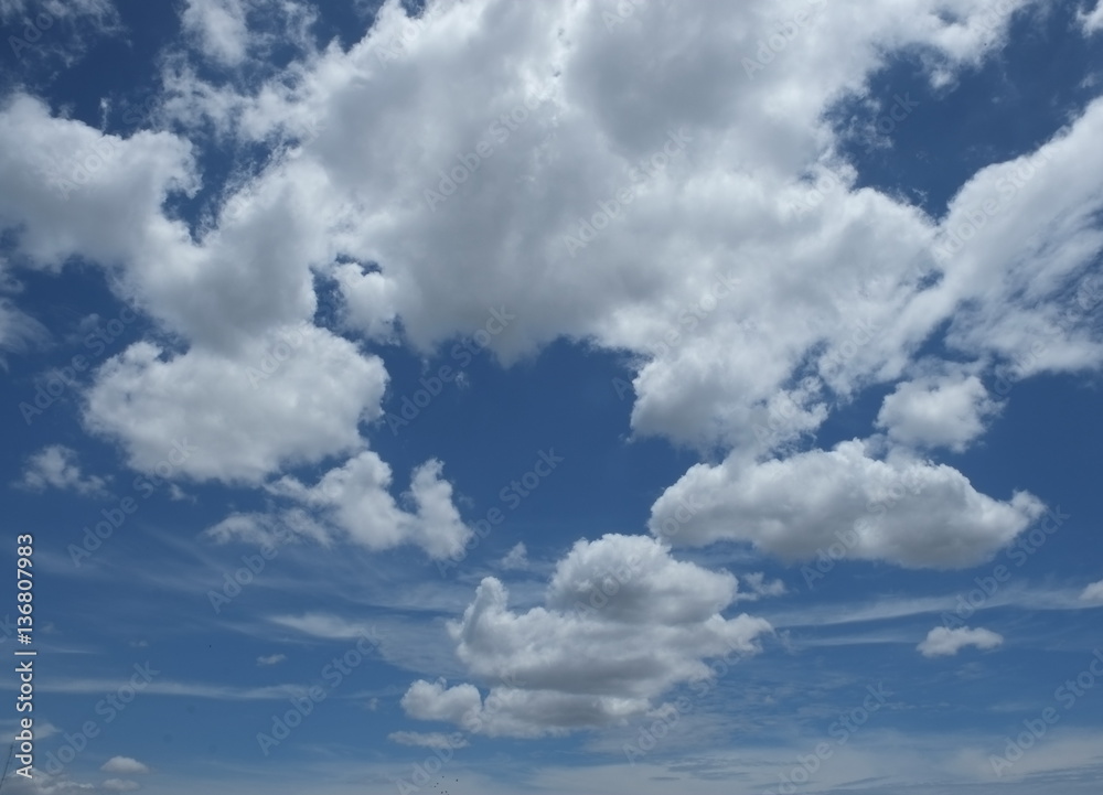 Naklejka premium cloud in cloudy start and preparing to move lower cloud will become available.rain clouds soon.