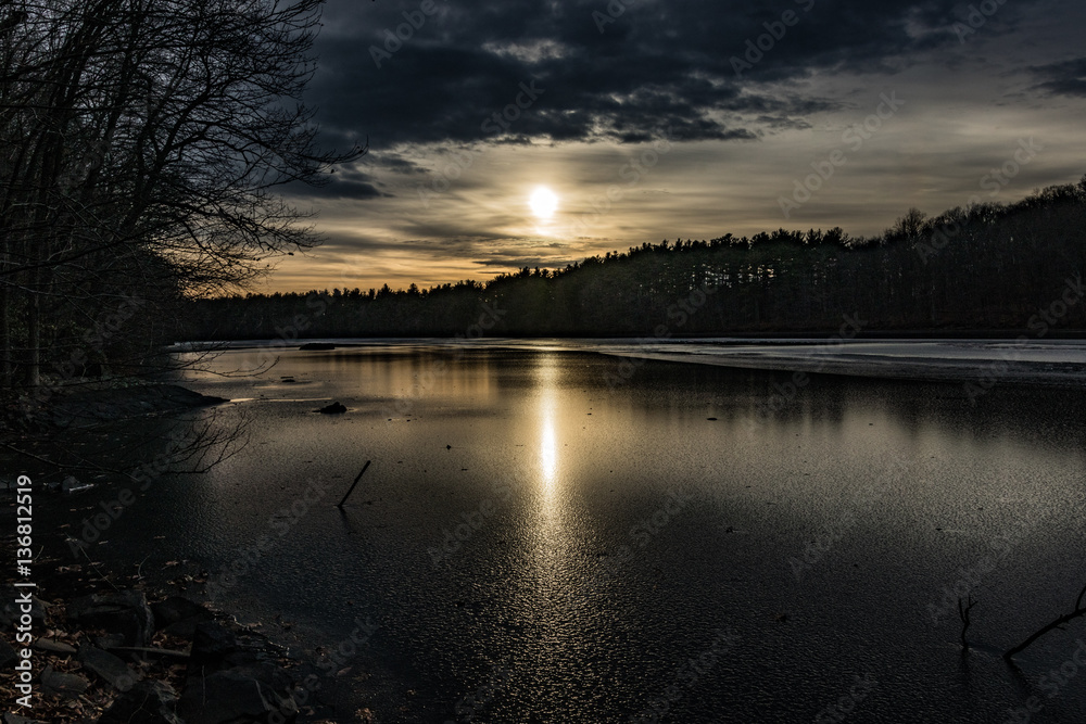 Obraz premium Frozen lake at sunset