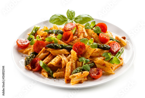 Pasta with meat, tomato sauce and vegetables 