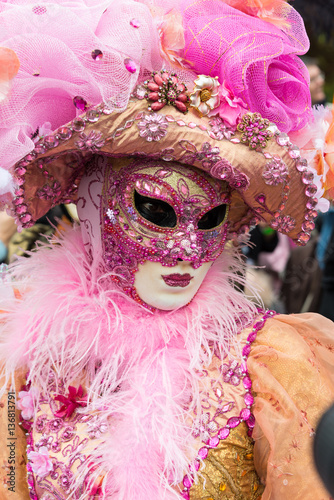 Fototapeta Naklejka Na Ścianę i Meble -  Masques de venise et costumes de carnaval. Ton rose et orange. Regard triste.