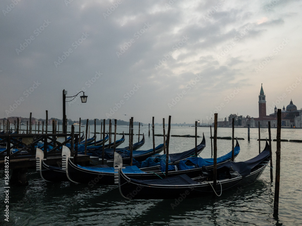 Gondeln am Markusplatz in Venedig in der Morgendämmerung
