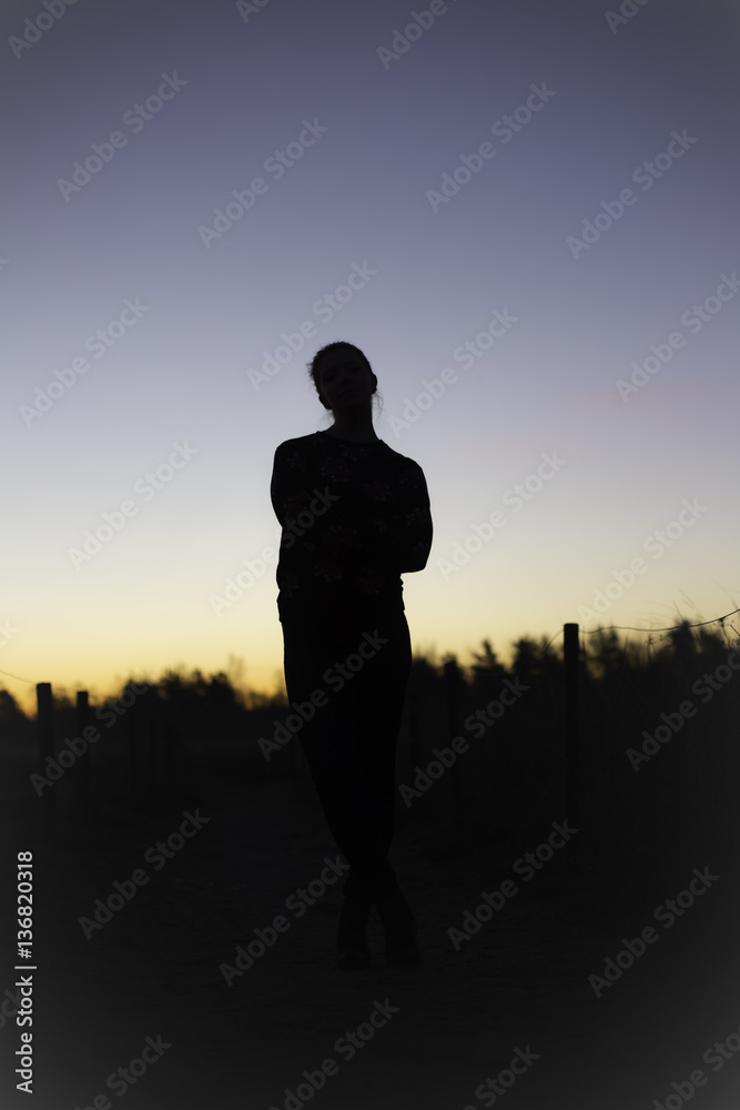 Silhouette einer jungen Frau im Sonnenaufgang