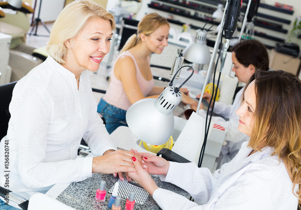 Obraz premium Two ordinary clients doing manicure