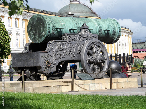 Slika na platnu The Tsar Cannon, housed inside the Kremlin in downtown Moscow, is the largest bombard by caliber in the world