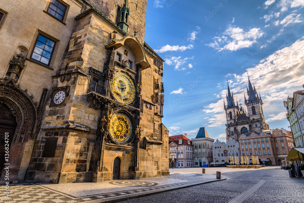 Obraz premium Rynek Starego Miasta w Pradze i Astronomiczna Wieża Zegarowa, Praga, Cze