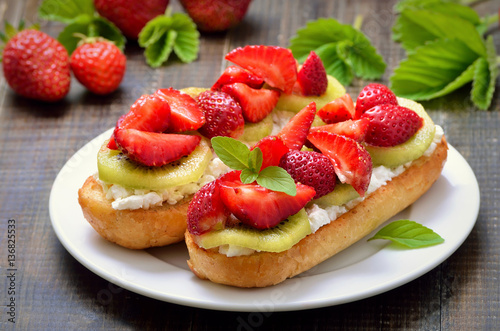 Sandwich with strawberries and kiwi