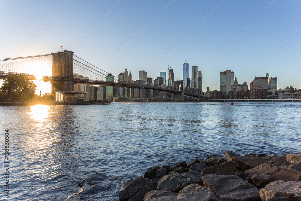Fototapeta premium Fin de journée sur Manhattan et le Brooklyn Bridge - New-York City - USA