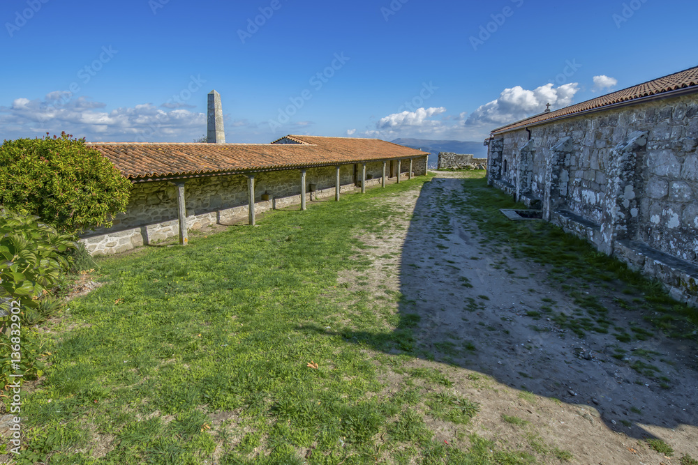 Monte Santa Tecla (A Guardia, Galicia, España): Patio de la Iglesia de Santa Tecla