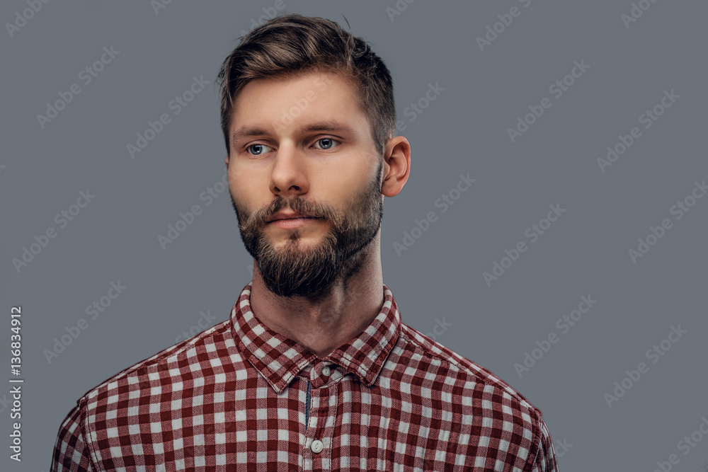 Obraz premium Portrait of bearded man in a red shirt.