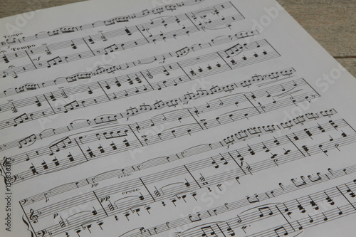 Musiknoten für Klavier und Cello auf Holz Hintergrund