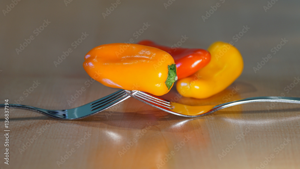 zwei Gabeln mit kleinen bunten Paprika
