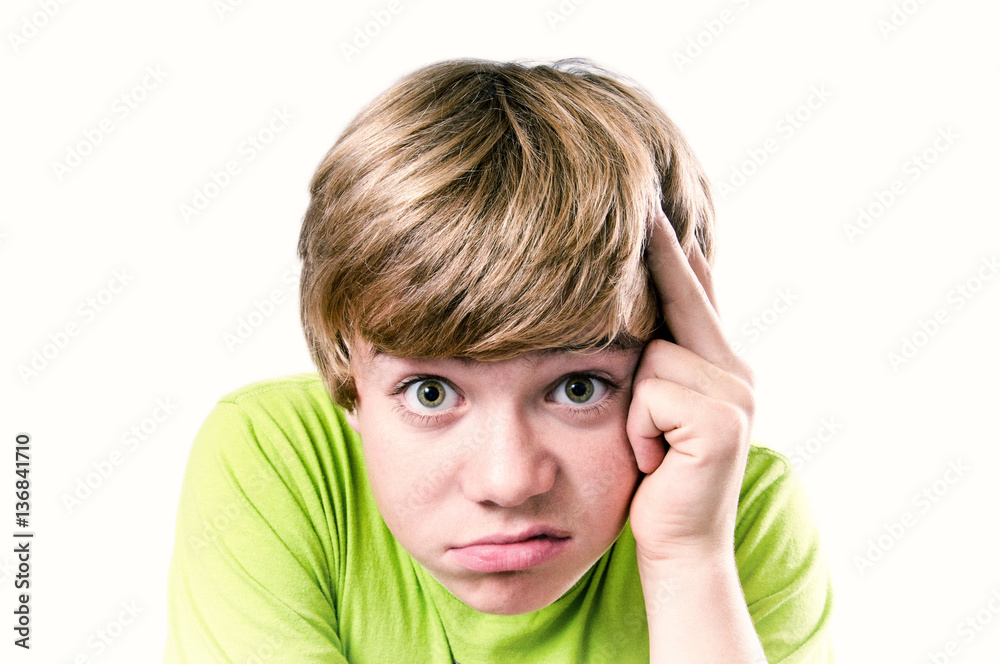 Genervter, gelangweilter Junge Genervter, gelangweilter Junge
