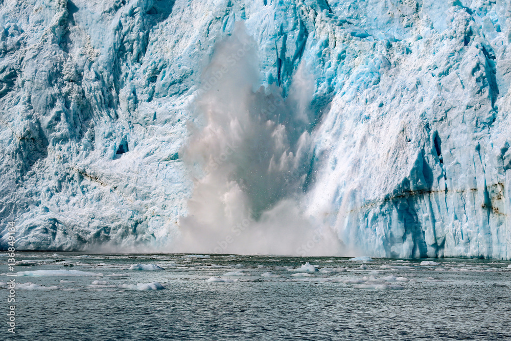 Naklejka premium Cielący się lodowiec Aialik, Park Narodowy Kenai Fjords, Alaska