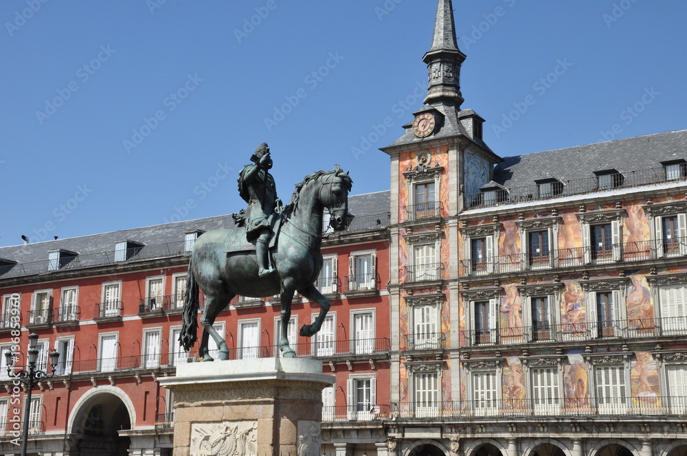 Plaza Mayor de Madrid y estatua Plaza Mayor de Madrid y estatua