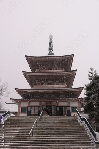 Wallpaper Mural 雪が降るお寺の三重塔/雪降るお寺の境内の風景 Torontodigital.ca