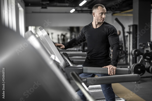 Obraz na plátně Mighty man on treadmill