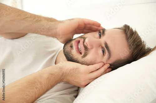 Handsome man feeling head p...