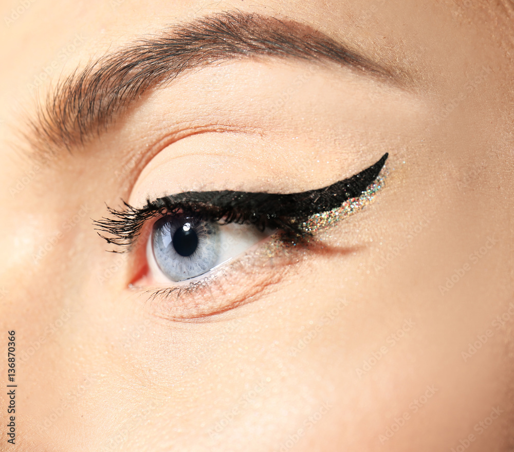 Obraz premium Female eye with elegant makeup, closeup