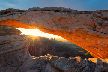 Fotobehang Natuurpark Zonsopgang in Canyonlands park Utah  © lucky-photo