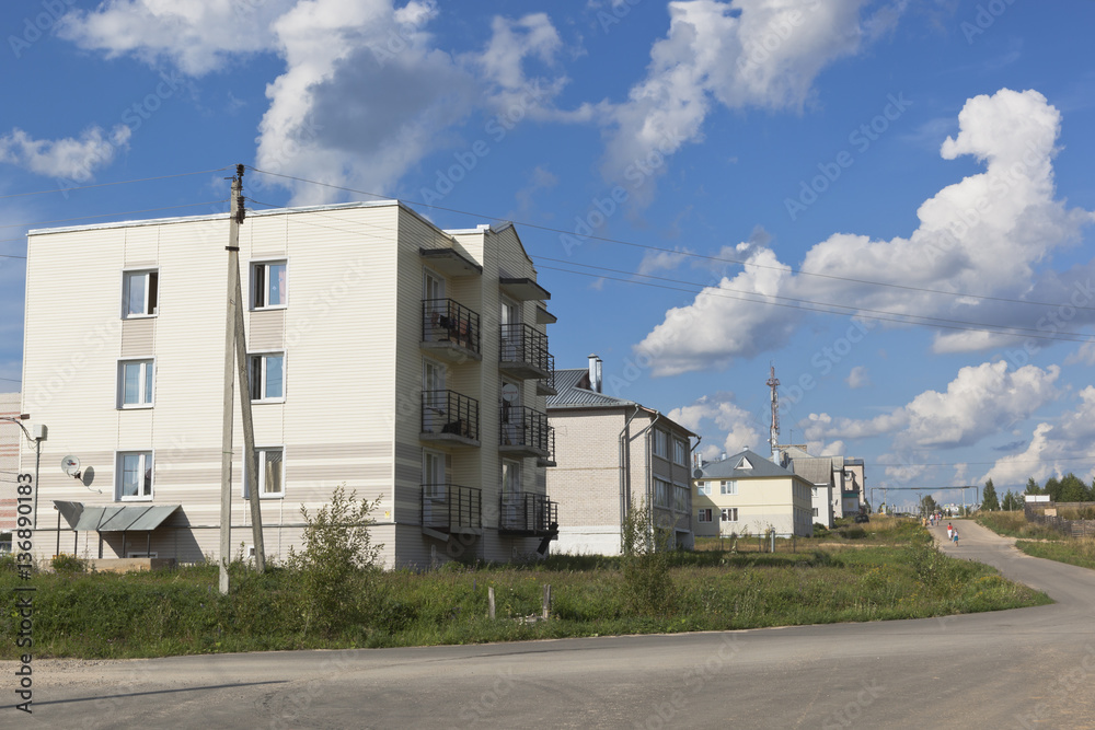 Φωτογραφία Houses on street of Culture in the village of Nyuksenitsa, Vologda region, Russi