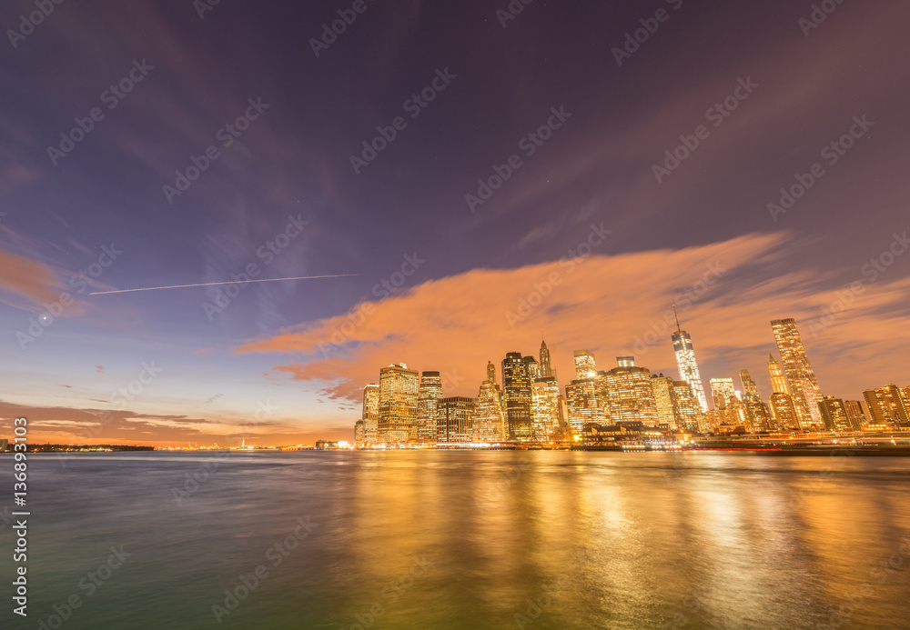 Fototapeta premium View of lower Manhattan from Brooklyn