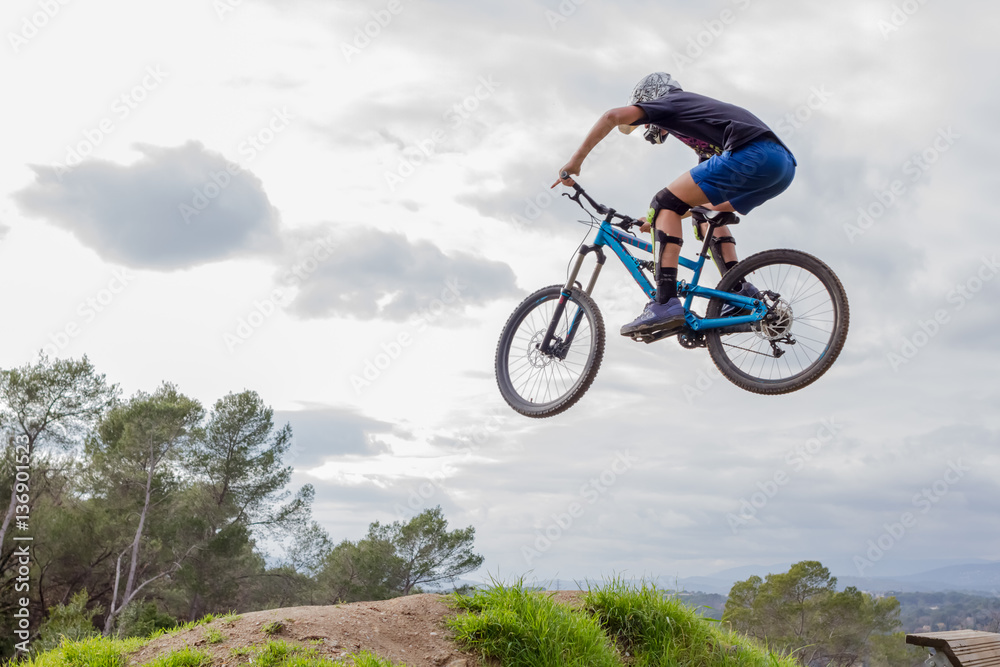 Fototapeta premium Downhill bike jump - bike park