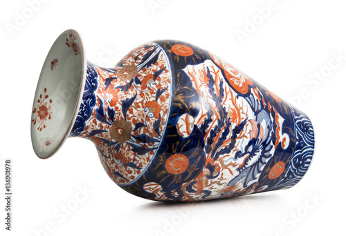 Fototapeta antico vaso cinese su fondo bianco