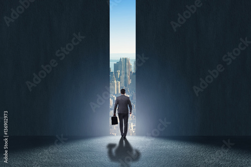 Canvas Print Businessman walking towards his ambition
