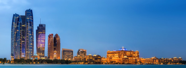Fotobehang Abu Dhabi Skyline Abu Dhabi met blauwe lucht  © boule1301