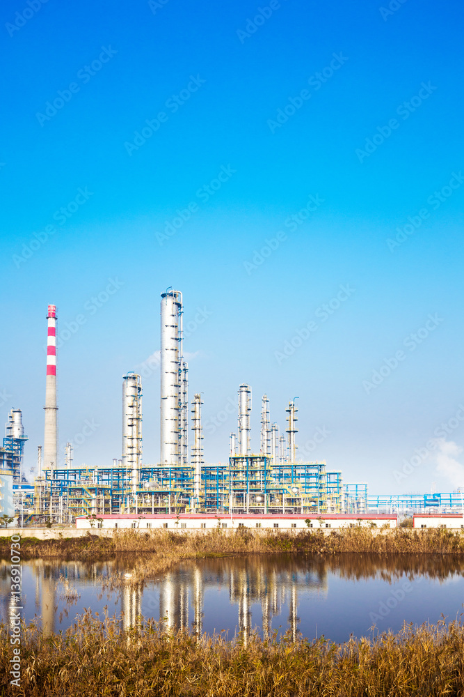 Fototapeta premium oil refinery plant near river