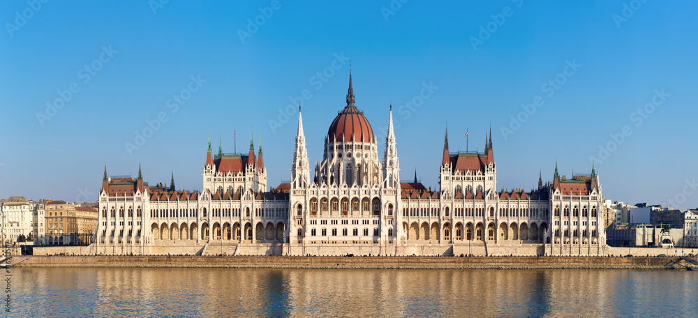 Obraz premium Parlament Węgier nad Dunajem w Budapeszcie