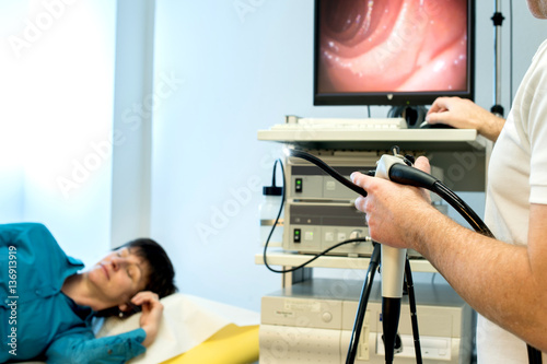 Patientin in der Arztpraxis wartet auf Magenspiegelung mit Gastroskop photo