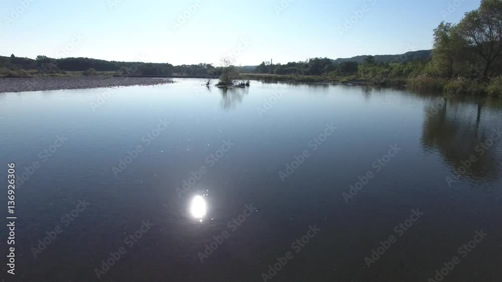 太陽が反射する川面 空撮 多摩川の昭和用水堰付近 太陽が反射する川面 空撮 多摩川の昭和用水堰付近