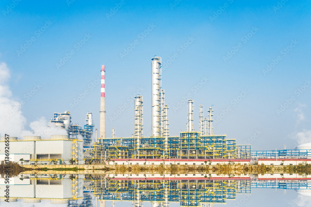 Fototapeta premium oil refinery plant near river