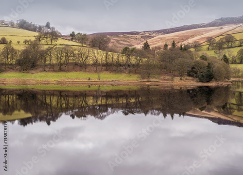 Fotografia Amazing reflections and still waters on Ladybower Reservoir, Upper Derwent Valle