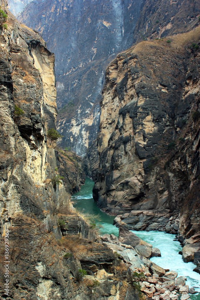 Obraz premium Yangtze river in the most narrow part of Tiger Leaping Gorge. Yunnan, Southern China