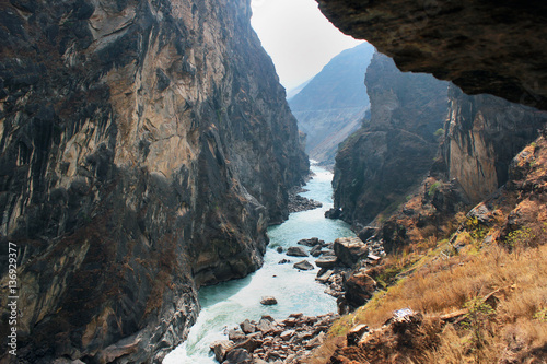 Obraz na plátne Yangtze river in one of the deepest ravines of the world, Tiger Leaping Gorge