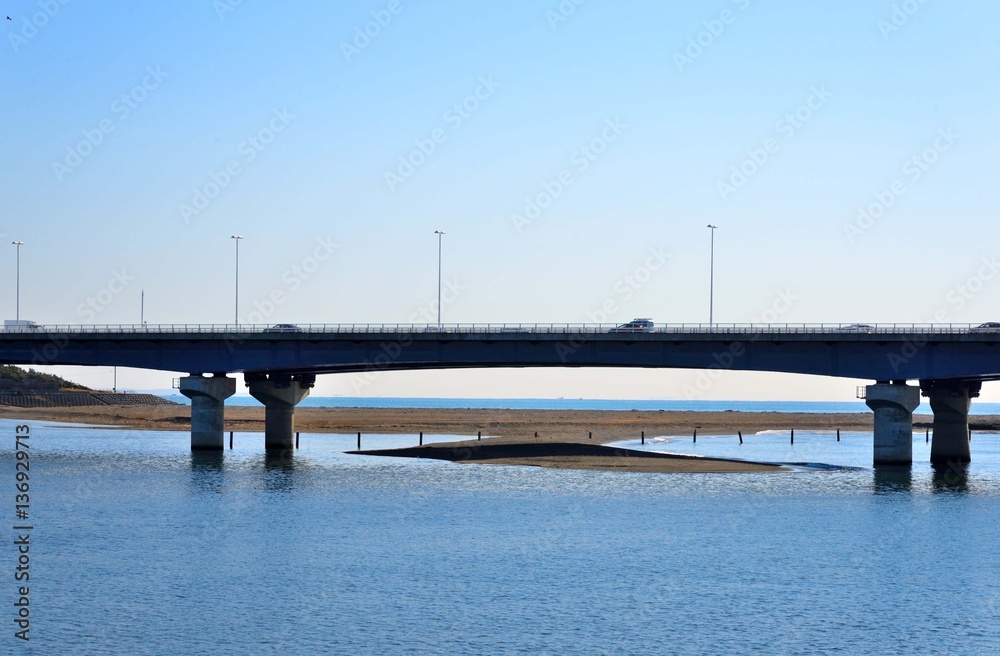 橋の下に中州がある相模川河口
青空をバックにした湘南大橋が浮き上がって消える。