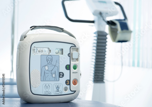 Defibrillator vor Ergometer in Arzt Praxis mit selektiver Schärfe