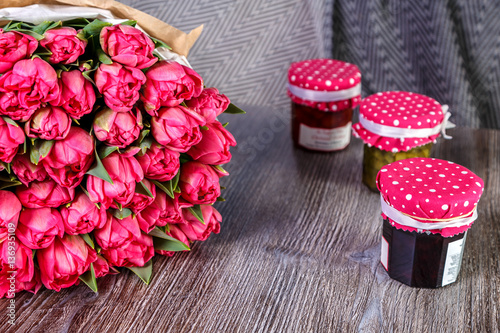 Большой букет розовых тюльпанов на столе
