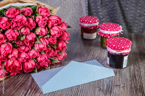 Большой букет розовых тюльпанов на столе
